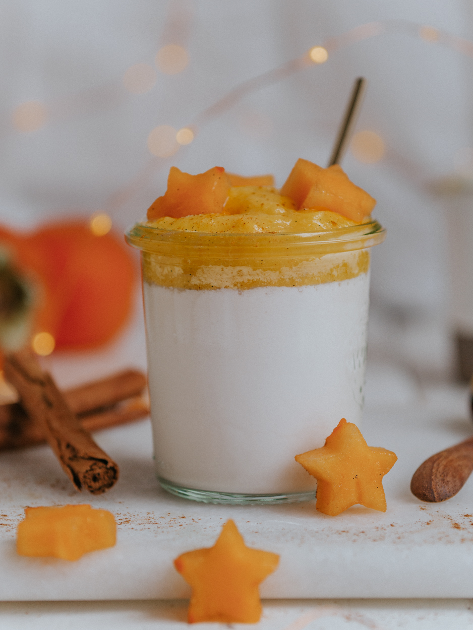 Weihnachtliche Marzipan Panna Cotta Creme im Glas mit Orangen Sauce ...